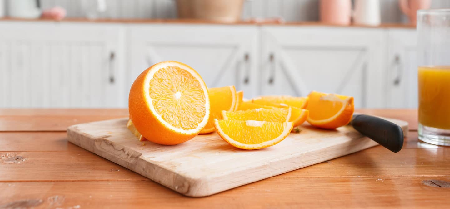 切橙子和橘子汁放在柜台上的一个例子免疫力提高的食物