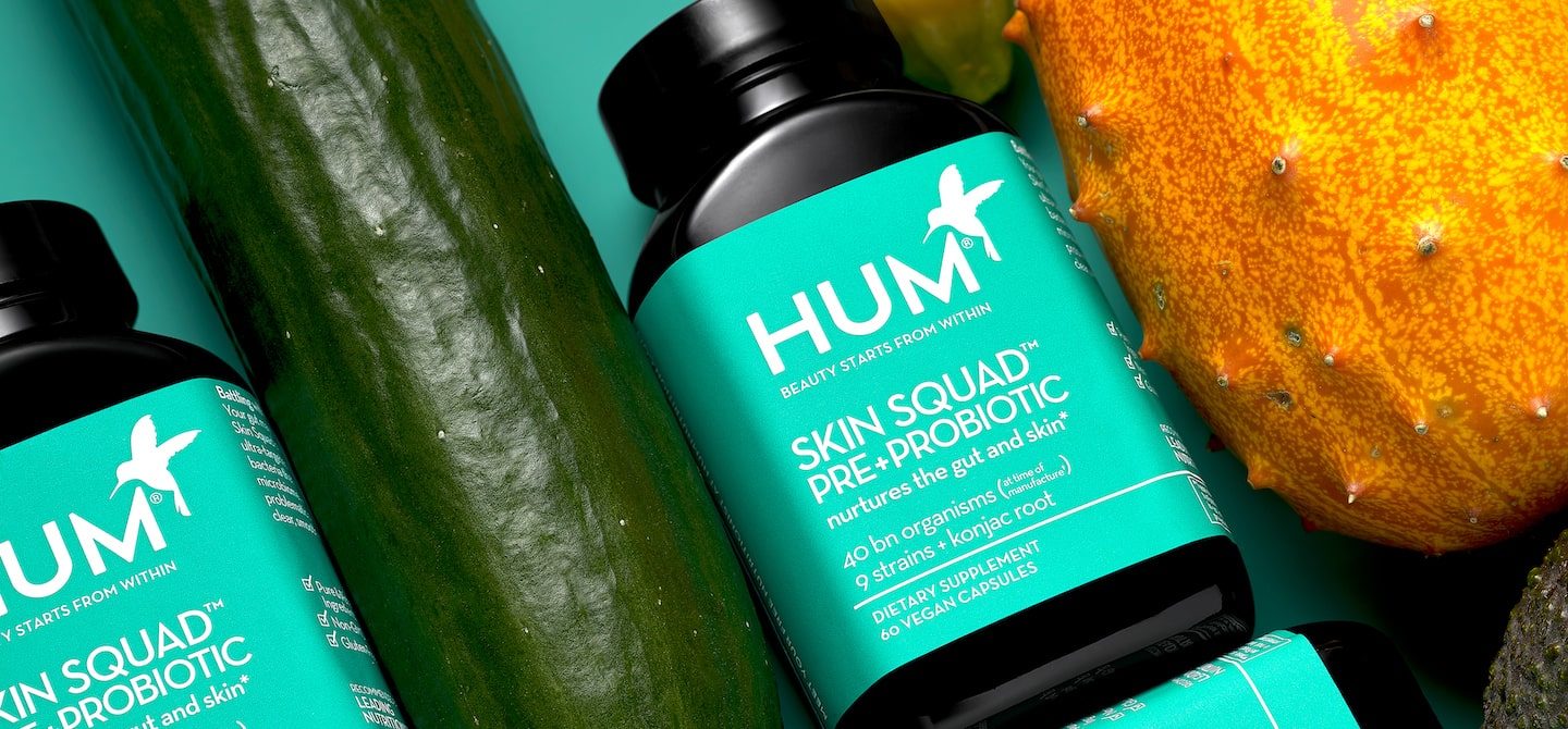 HUM Skin Squad益生菌补充清洁皮肤排在黄瓜和其他营养食物旁边