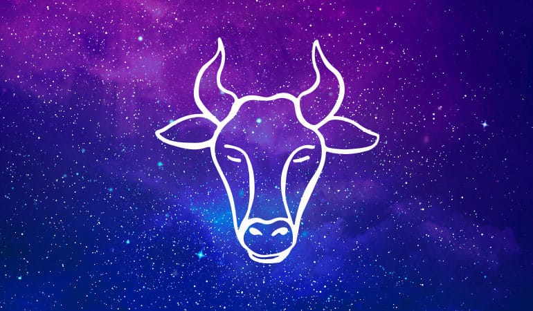 金牛座公牛象征在紫色和蓝色的星空背景