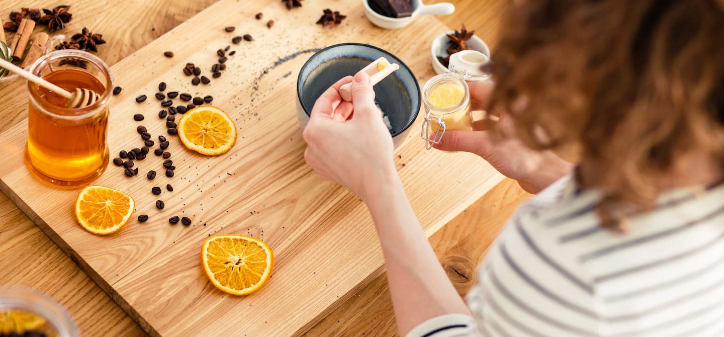 女子用糖、柠檬、咖啡和其他食品室的主食DIY美容食谱