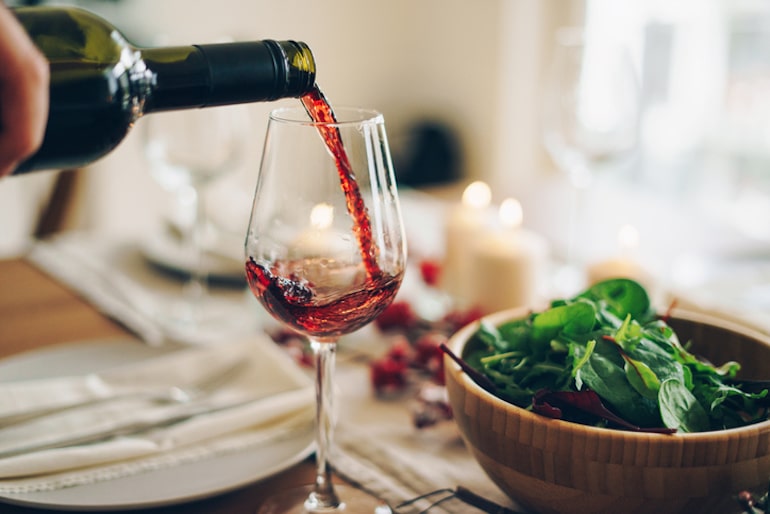 人们在家里用玻璃杯倒红酒来缓解病情，但这是一种不良的饮食习惯，会对免疫系统产生负面影响