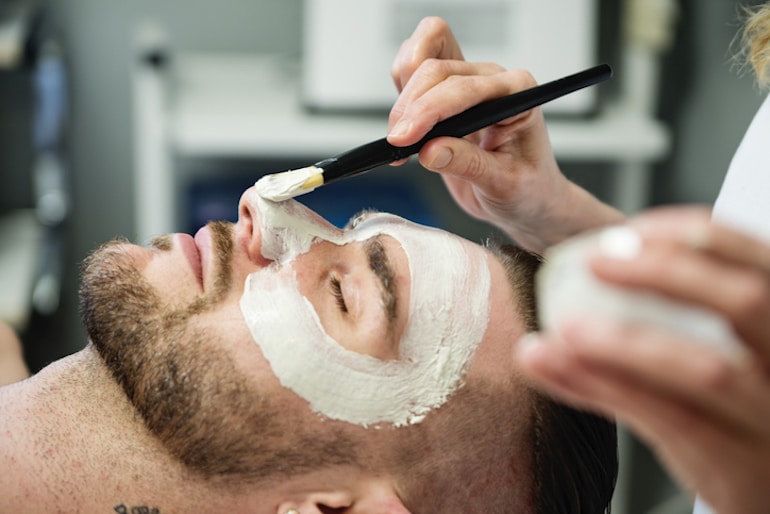 留胡子的男士正在做面部护理——这是男士护肤的更高级步骤