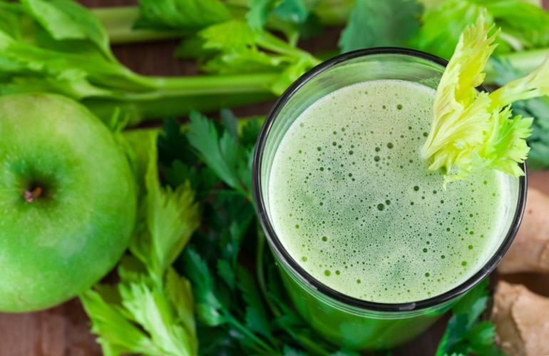 加了洛瓦奇和苹果的绿色果汁是sirtfood减肥的关键成分