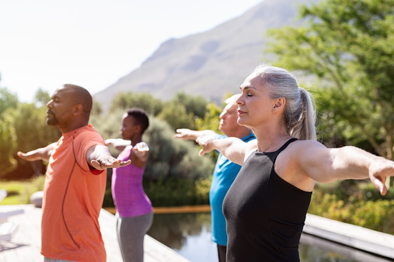 在加尔维斯顿饮食的成熟女性在更年期做瑜伽，以保持活跃和促进减肥