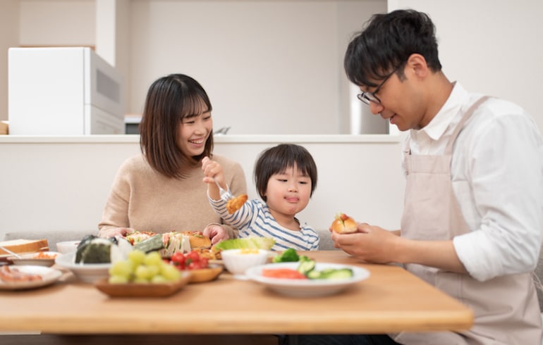 亚洲家庭在家里吃午餐，这是他们的祖先和生物个性所独有的