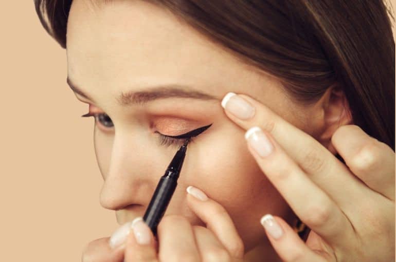 女人化妆时拉着眼睛，这会使皮肤过早老化，导致皱纹形成