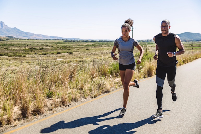 男人和女人在大自然中跑步，锻炼他们的大脑和身体，对许多健康有益
