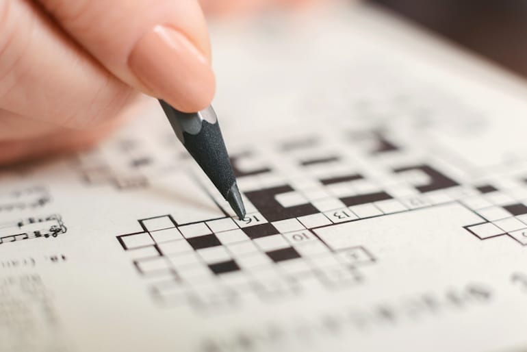 女人在做填字游戏，这是锻炼大脑的最好方法之一