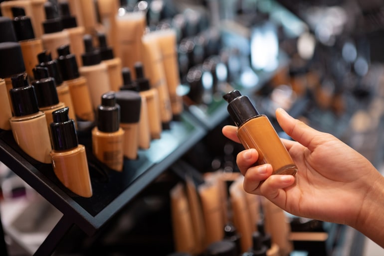 女性在美容柜台挑选化妆品时，一定要传递化妆品成分，以避免导致皮肤过早老化