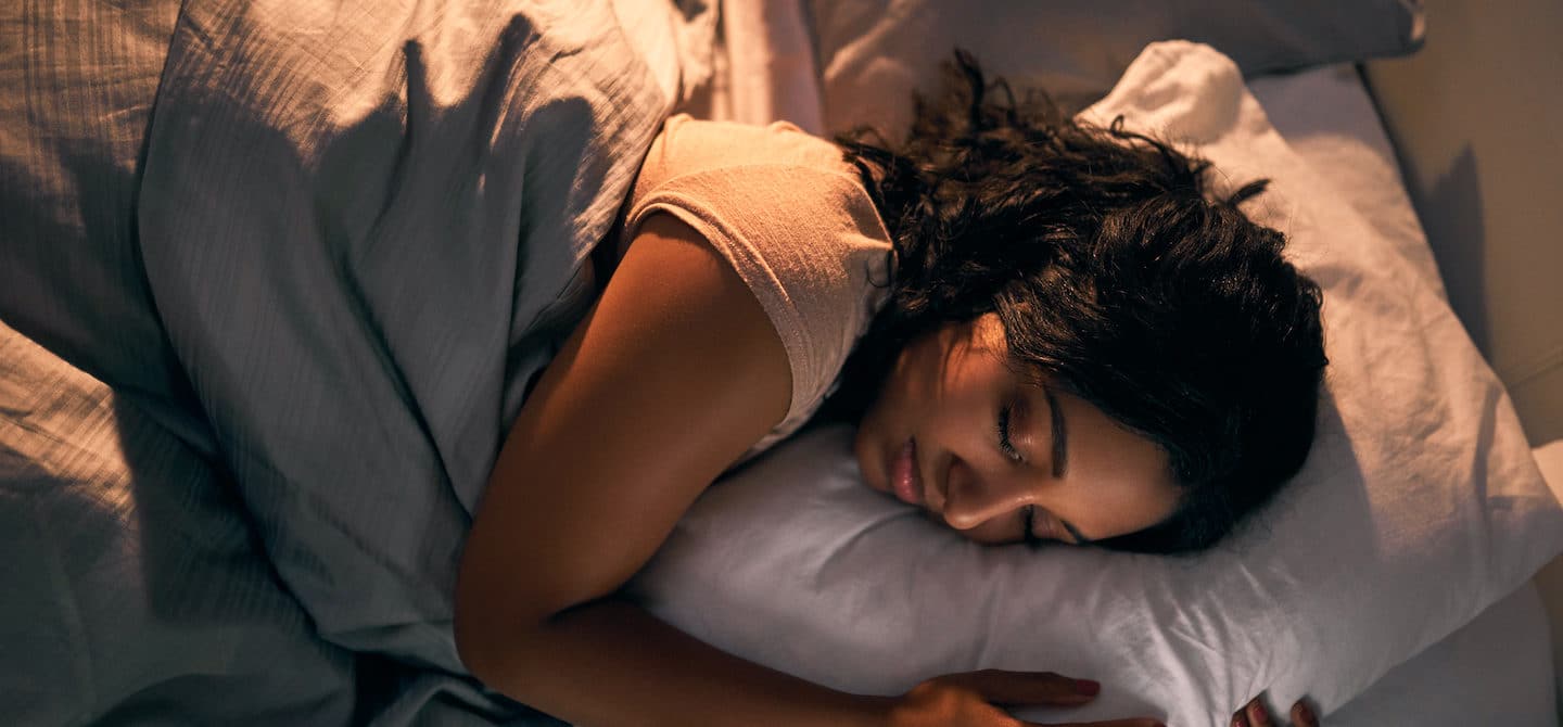 妇女在早晨快速眼动睡眠中做了生动的隔离梦