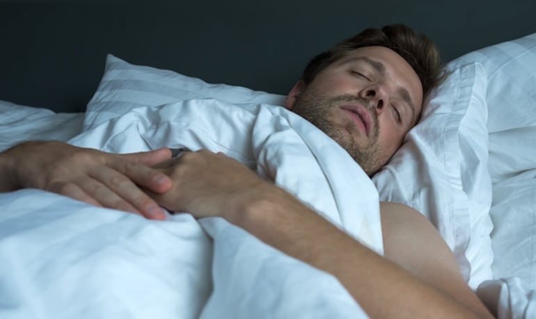 男人在快速眼动睡眠时做梦，有更强的梦回忆能力