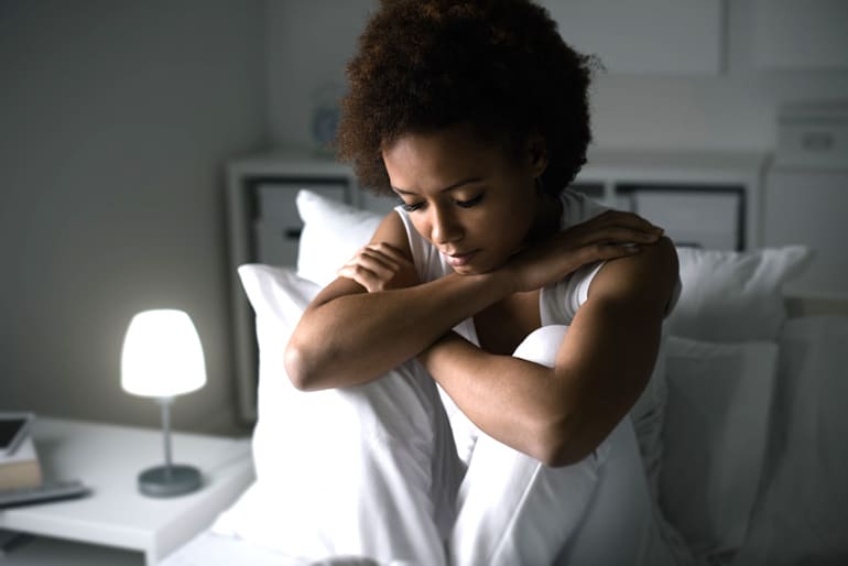 女性在床上感到压力表明压力和睡眠质量是如何相关的