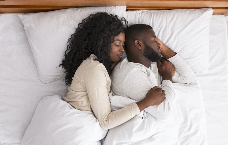 夫妻睡觉来说明睡眠对大脑的作用