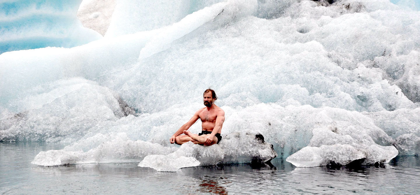 冰人维姆·霍夫坐在一块冰上，练习维姆·霍夫冷疗和呼吸法