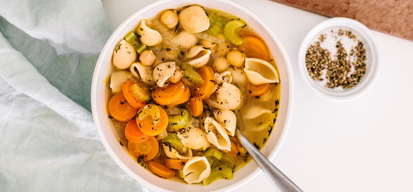 素食鹰嘴豆面汤是一种舒适的食物和免疫