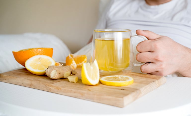 男人在床上蜂蜜喝姜茶,它有三个最好的食物生病时吃