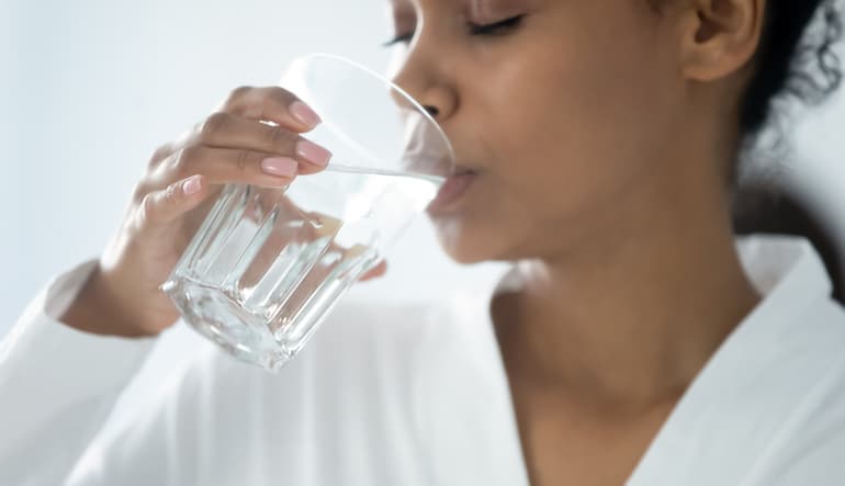 女性喝水是希望减少放屁和臭屁