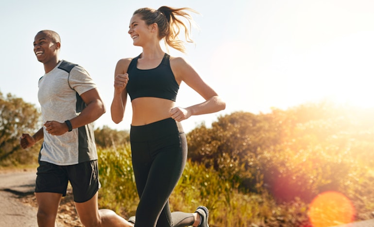 男人和女人通过慢跑来保持健康和自然增强免疫力