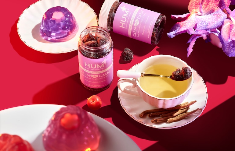 在粉色、红色和紫色的茶几上放着压力软糖
