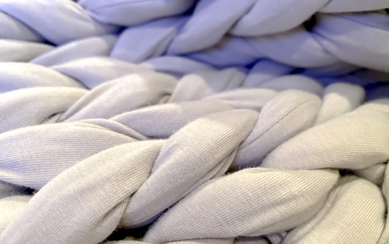 灰色针织小熊棉加厚毛毯，以减少压力和改善睡眠