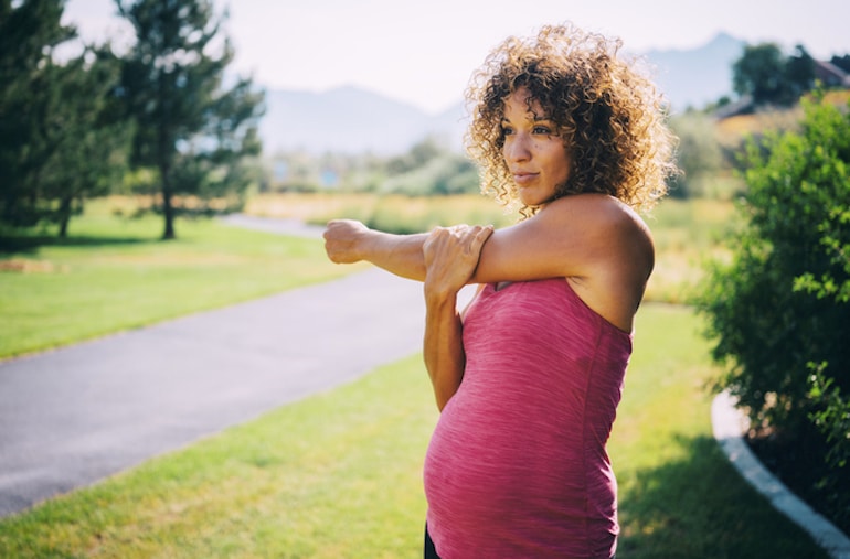 孕妇做伸展运动，从阳光中获取维生素D