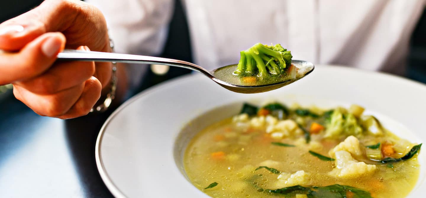 吃含有十字花科蔬菜的汤是对肝脏有好处的食物