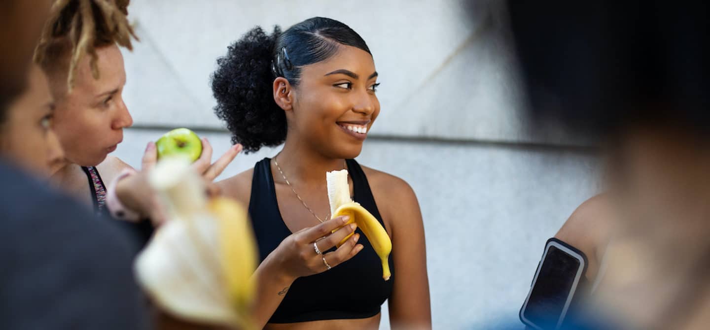 一名妇女把香蕉作为锻炼后的食物