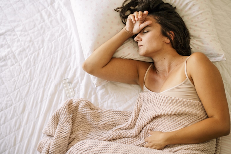 女人在床上的痉挛和悸动的痛经的症状