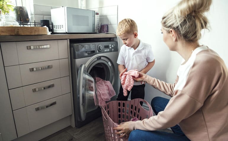 母亲和年幼的儿子一起洗衣服，补充维生素B5和B6以补充持久的能量
