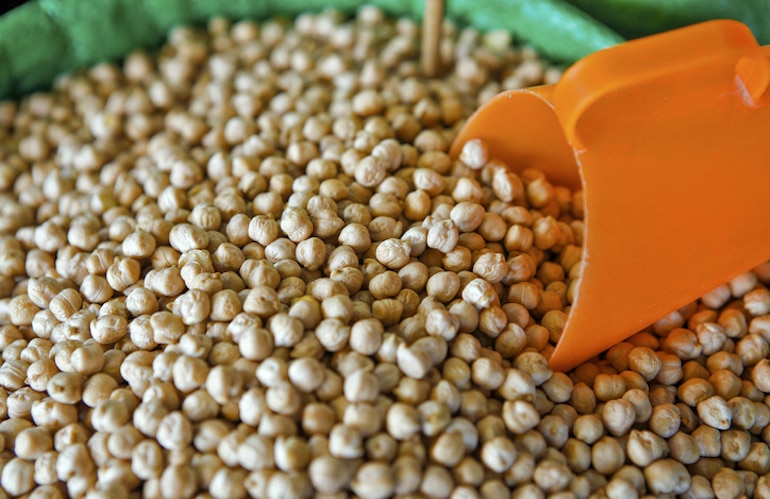 农贸市场的散装鹰嘴豆;这个可持续的饮食贴士可以拯救环境和你的钱