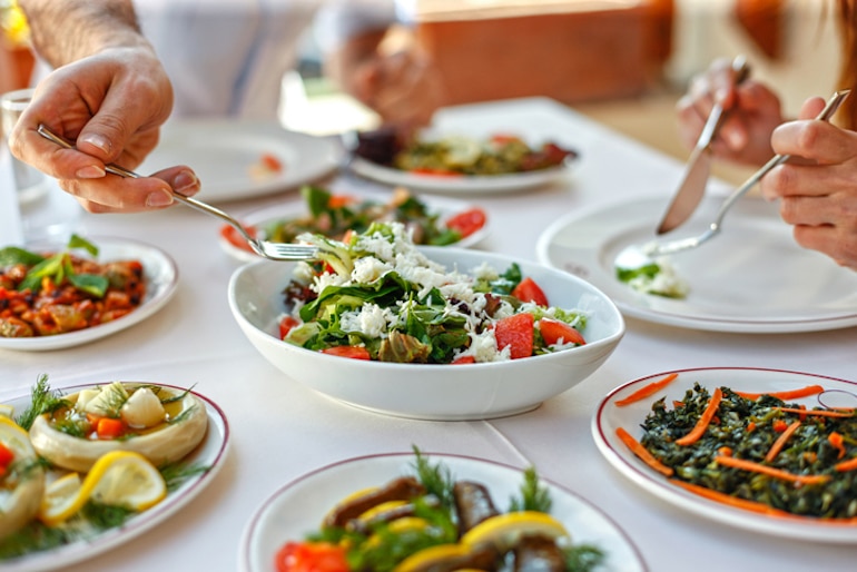 医生的饮食是家庭式的，吃一份沙拉来保持健康的免疫系统