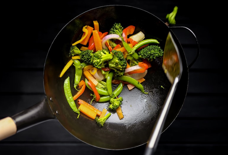 烹饪富含维生素C的食物,包括西兰花和青椒,促进胶原蛋白生产通过饮食