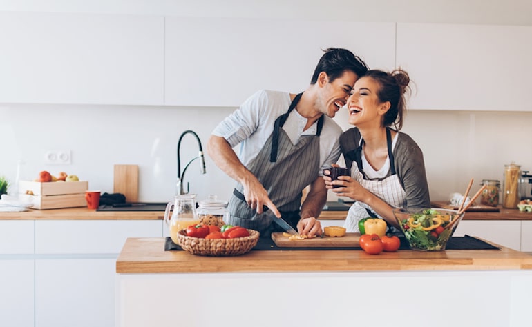 幸福的夫妻一起在厨房做饭，从身体亲密中获得催产素的增加
