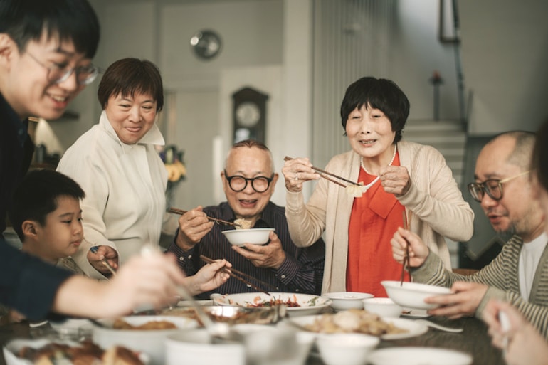 亚洲家庭与老年人一起吃晚餐，受益于人际关系、家庭关系和健康的饮食习惯