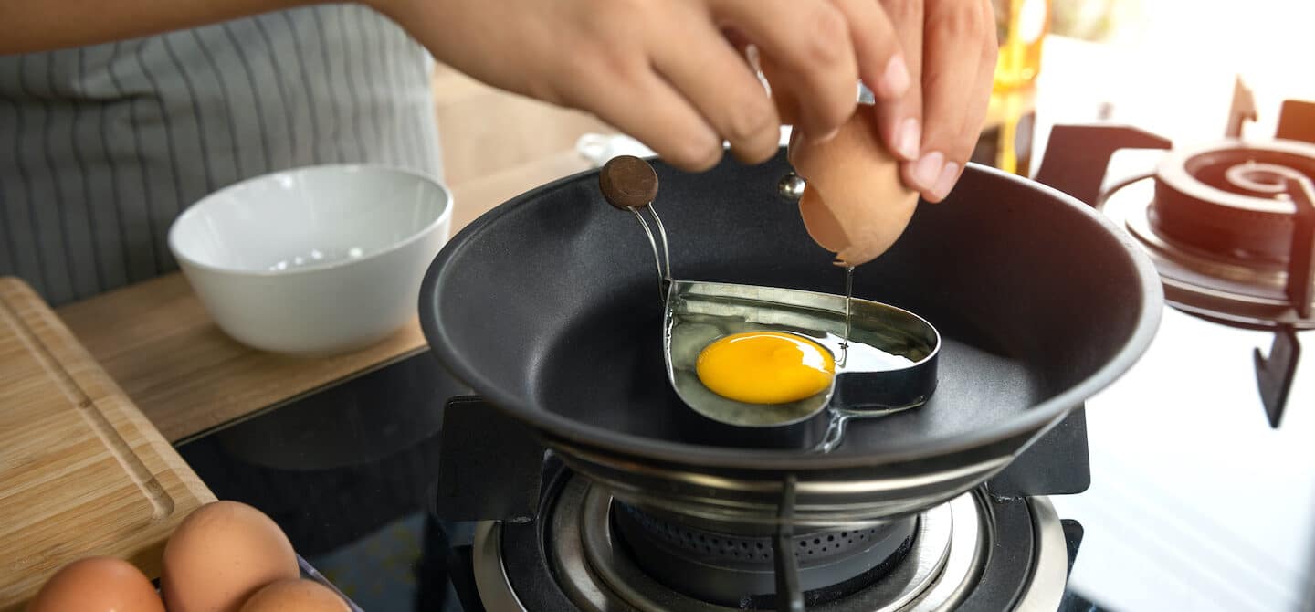 人们在心形块里煮鸡蛋，以说明营养如何影响心理健康