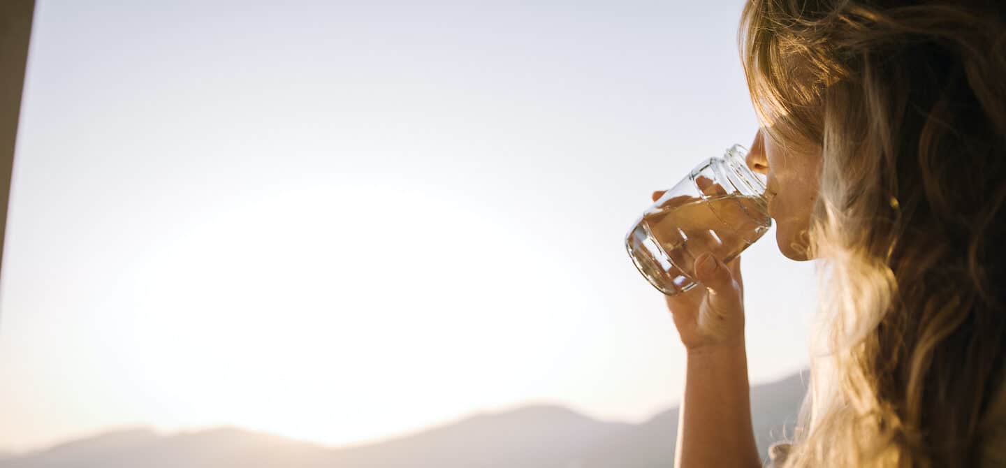 一名女子服用水补充剂来解决她夏天的美丽和健康问题