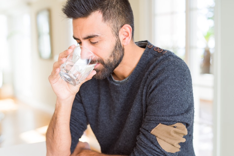 男子饮用过滤过的自来水以保持身体健康