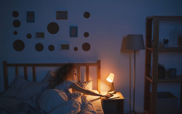 女人关灯是为了改善睡眠和免疫力