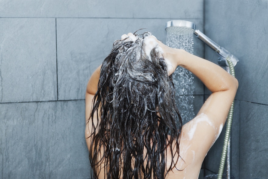 你应该多久洗一次你的头发洗发水泡沫