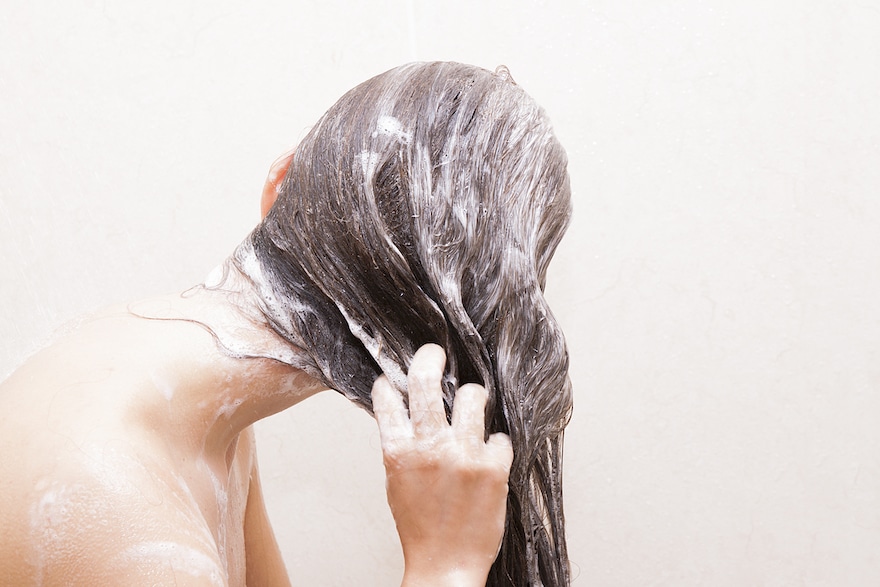 你应该多久洗一次你的头发女人洗发水